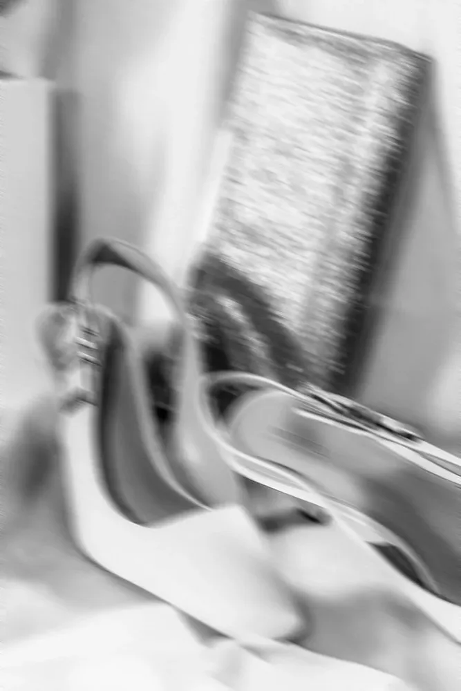 Brautschuhe – stilistische Aufnahme des Hochzeitsfotografen MOKATI
