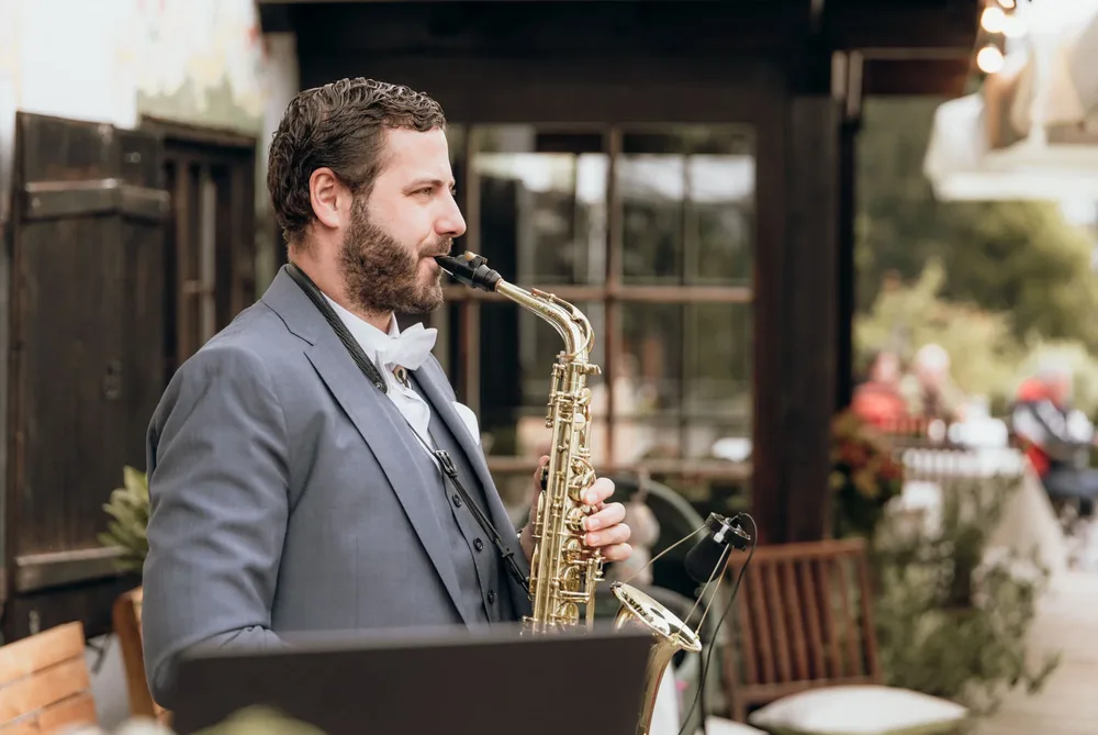 Adrian von SaxoBeatz spielt Saxophon bei einer Hochzeit im Freihaus Brenner