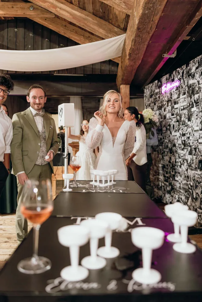 Brautpaar spielt Bierpong mit weißen Bechern im Freihaus Brenner am Tegernsee