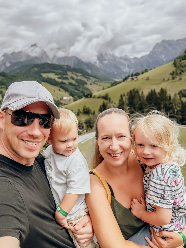 Claudia, Andy und ihre beiden Kinder. Die Familie von MOKATI