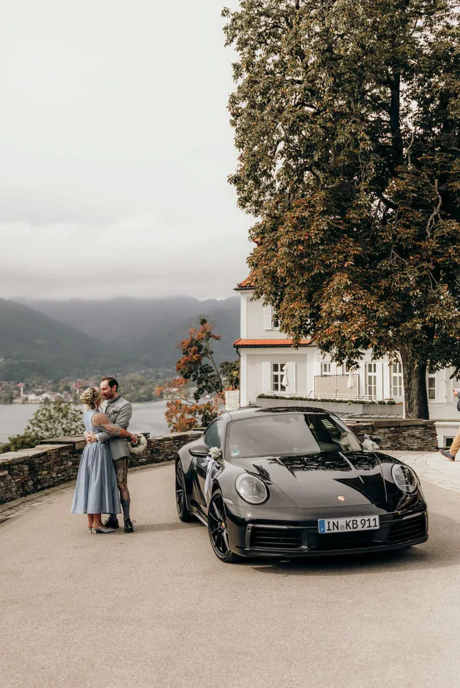 Bräutigam in cremefarbenem Anzug lächelt während einer standesamtlichen Hochzeit am Tegernsee