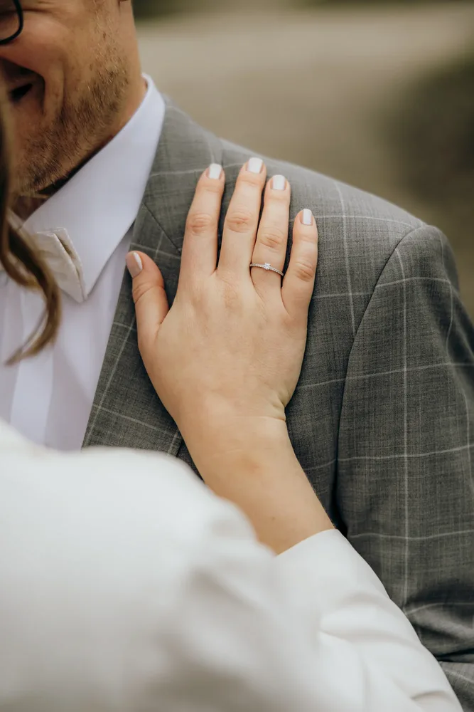 Hand der Braut mit dünnem Ehering und weißen Nägeln, Detailaufnahme einer standesamtlichen Trauung, fotografiert von MOKATI