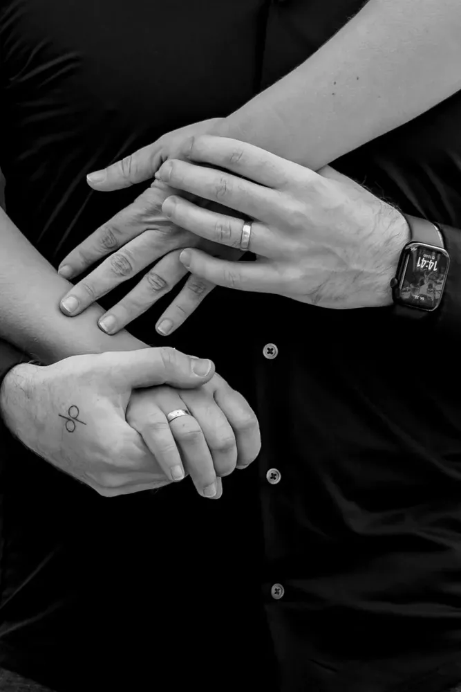 Hände mit Eheringen - Zwei Hochzeitsprofis