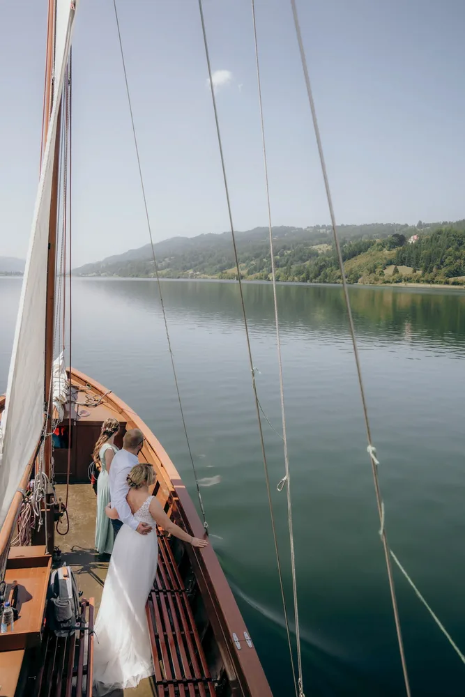 Brautpaar wandert mit Hund im Allgäu bei einem Micro Wedding, fotografiert von Andy von MOKATI