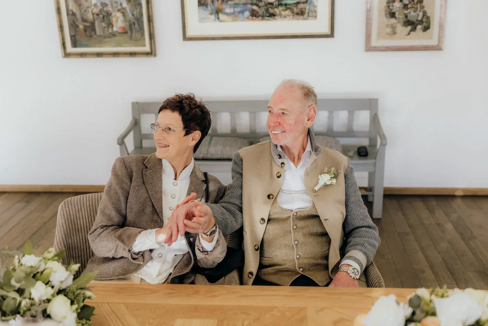 Detailaufnahme der Hände beim Ringwechsel einer standesamtlichen Trauung am Tegernsee
