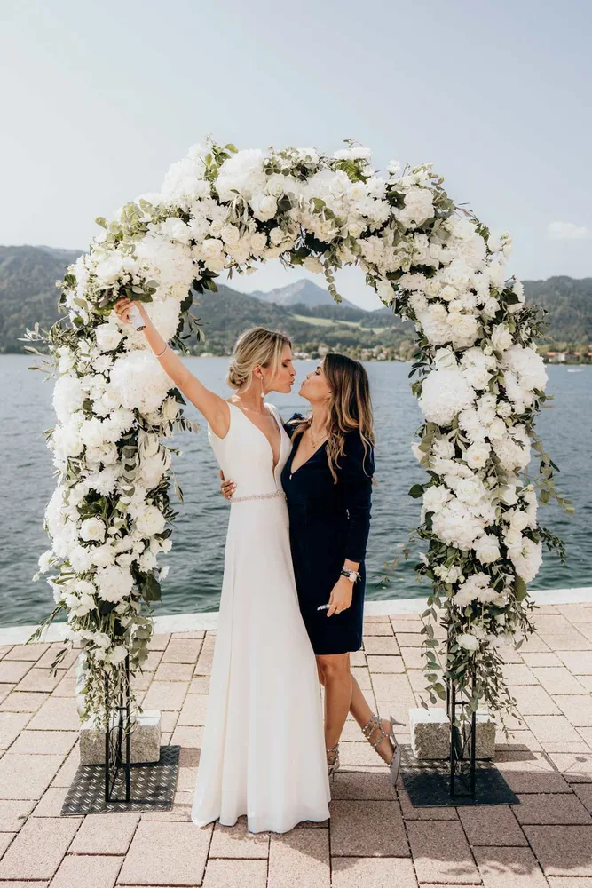 Brautpaar küsst sich im Trauzimmer bei einer standesamtlichen Hochzeit am Tegernsee