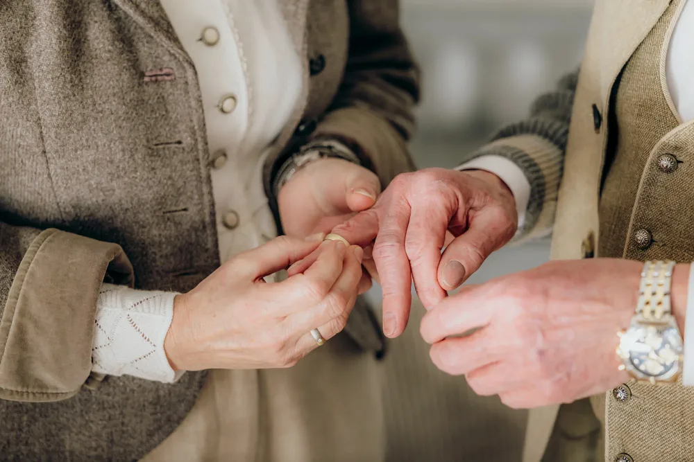 Detail am Rücken einer Braut mit Namensschild bei einer standesamtlichen Hochzeit am Tegernsee