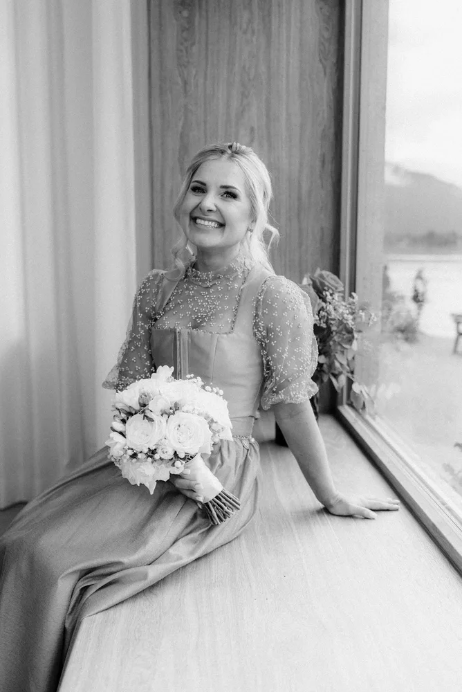 Brautpaar unter Blumenbogen am Tegernsee bei einer standesamtlichen Hochzeit