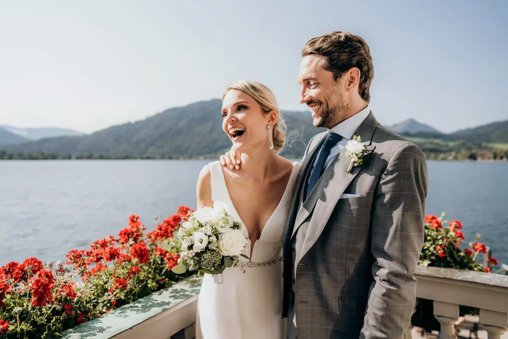 Brautpaar am Tegernsee vor Bergkulisse und See, fotografiert von MOKATI als Standesamt Fotograf Tegernsee