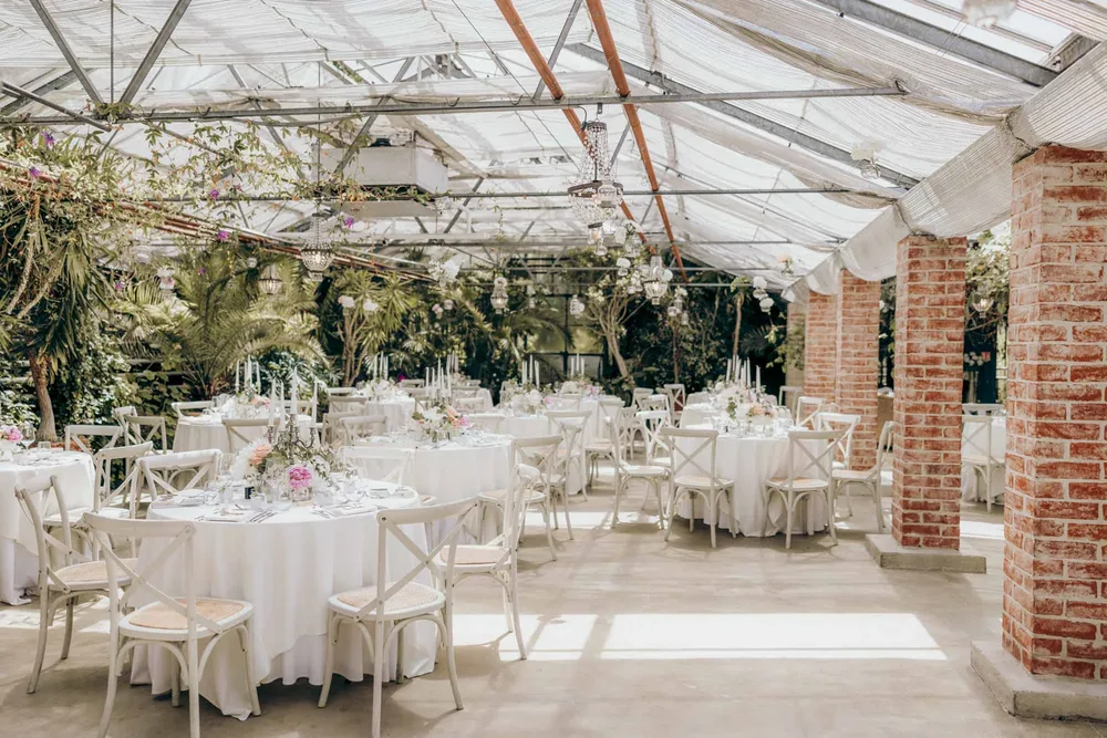 Festlich gedecktes Gewächshaus der Alten Gärtnerei München für eine Hochzeit mit freier Trauung und Feier