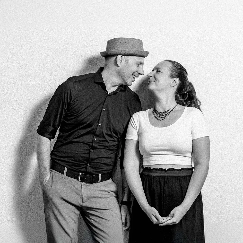 Schwarz-Weiß-Aufnahme eines Paares als CTA-Bild für Hochzeitsfotografie von MOKATI