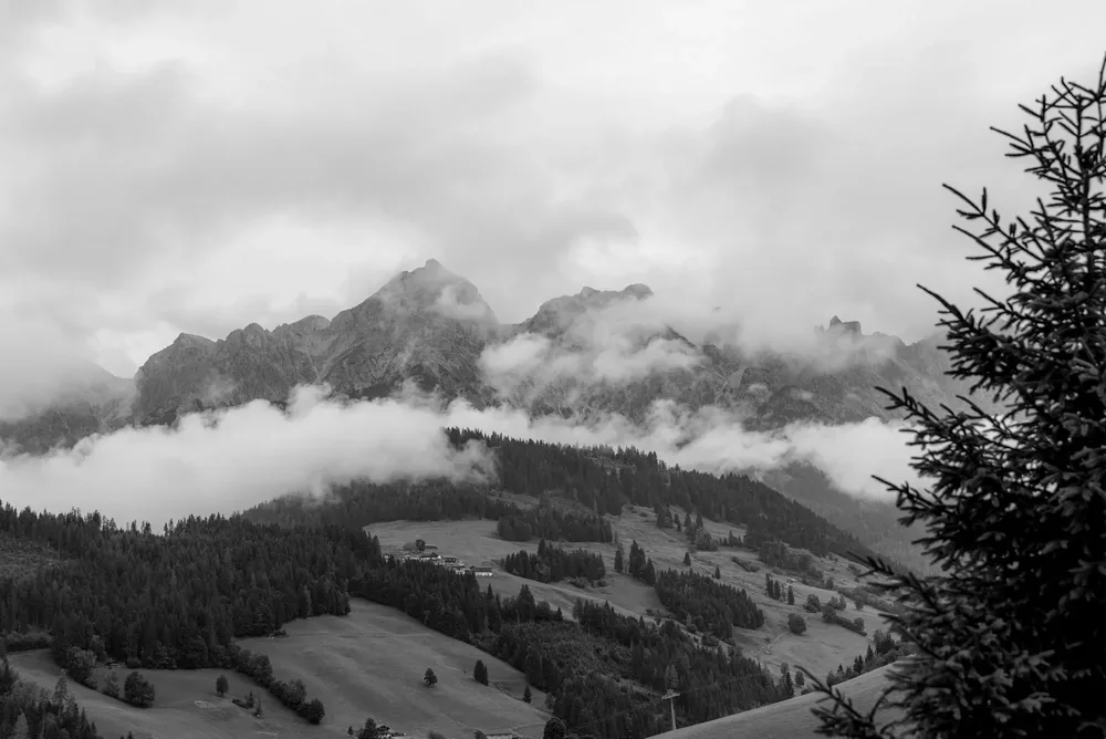 Trauung und Elopement in den Bergen vor der Kulisse von Alpen und Tal, fotografiert von MOKATI