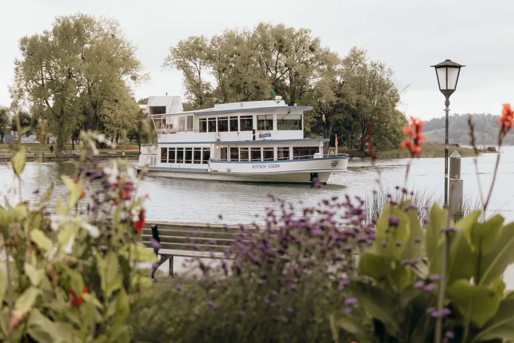 Weißes Passagierschiff Rottach Egern auf dem Tegernsee